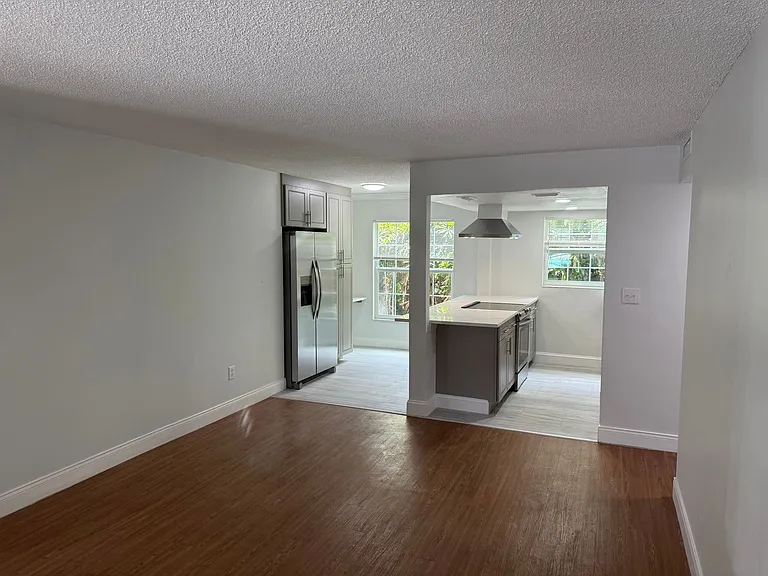 726 Edgewater Dr — Photo 7