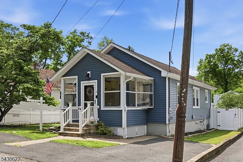 1st image of 5 Fern Ln