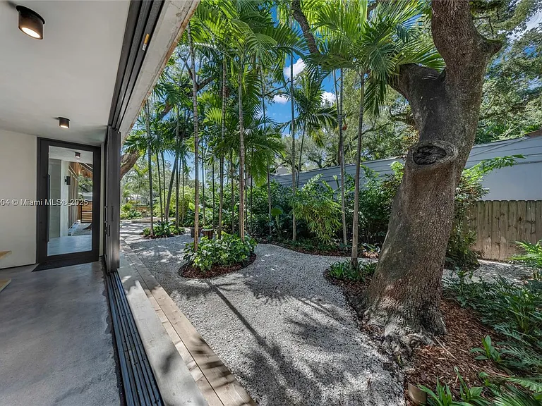 1000 NW 9th Ct — Photo 49