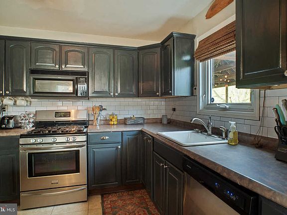 5th image of 39 Hershey Ct