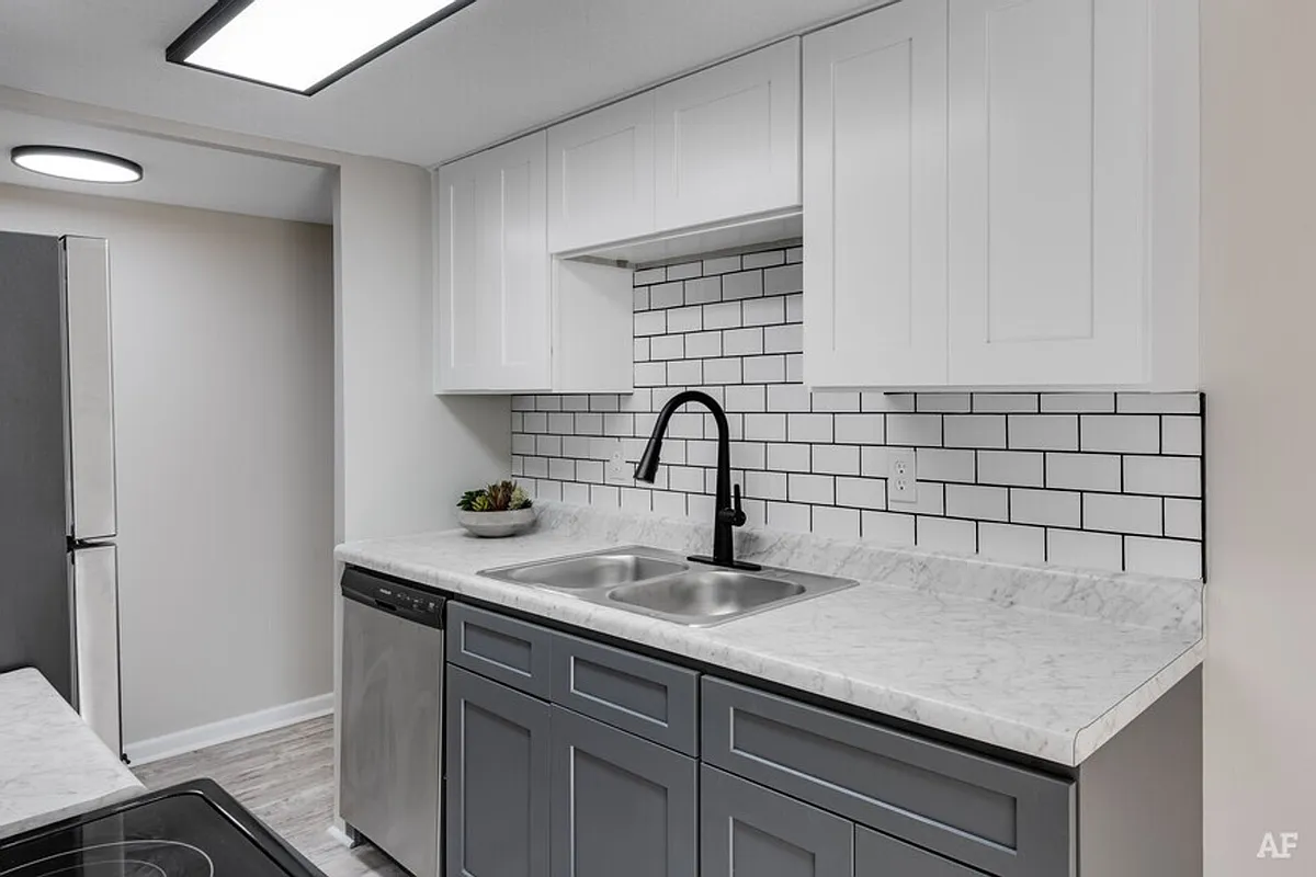 Building Photo - Emerald Square Villas