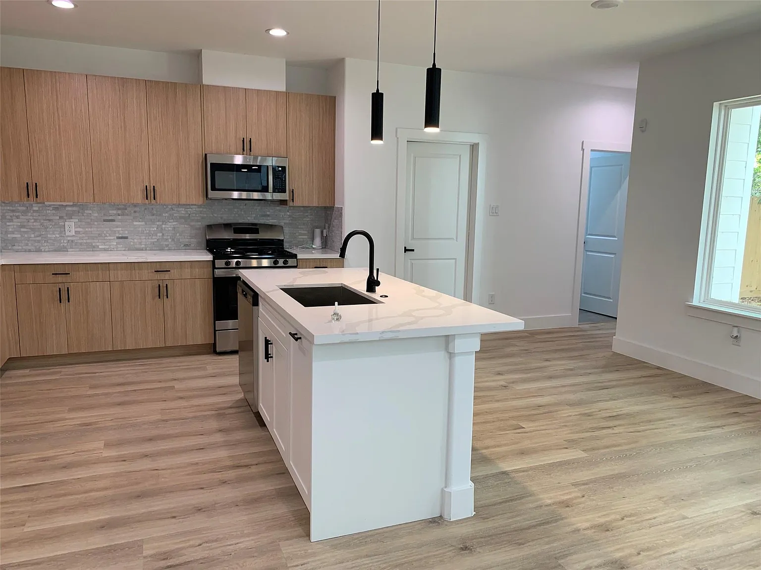 3 bed, 2.5 bath, 2333 sqft, $2,100 — Photo 2