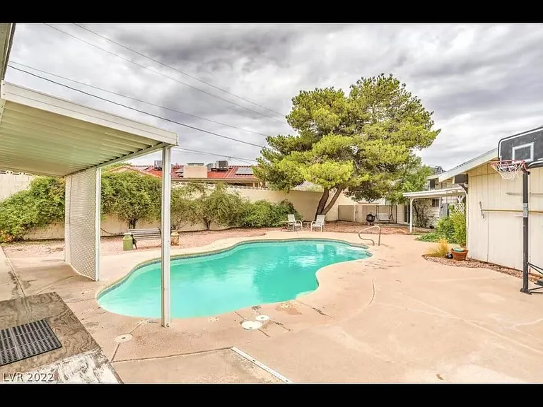 527 Canyon Rd — Photo 4