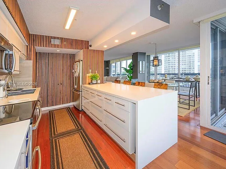 3600 Mystic Pointe Dr #718 — Photo 5