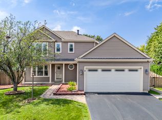 8 Arthur Ct, Streamwood, IL 60107