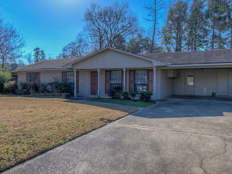 1021 Willow Dr — Photo 3
