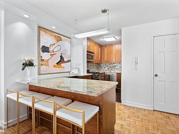 4th image of 520 E 72nd St APT 4R