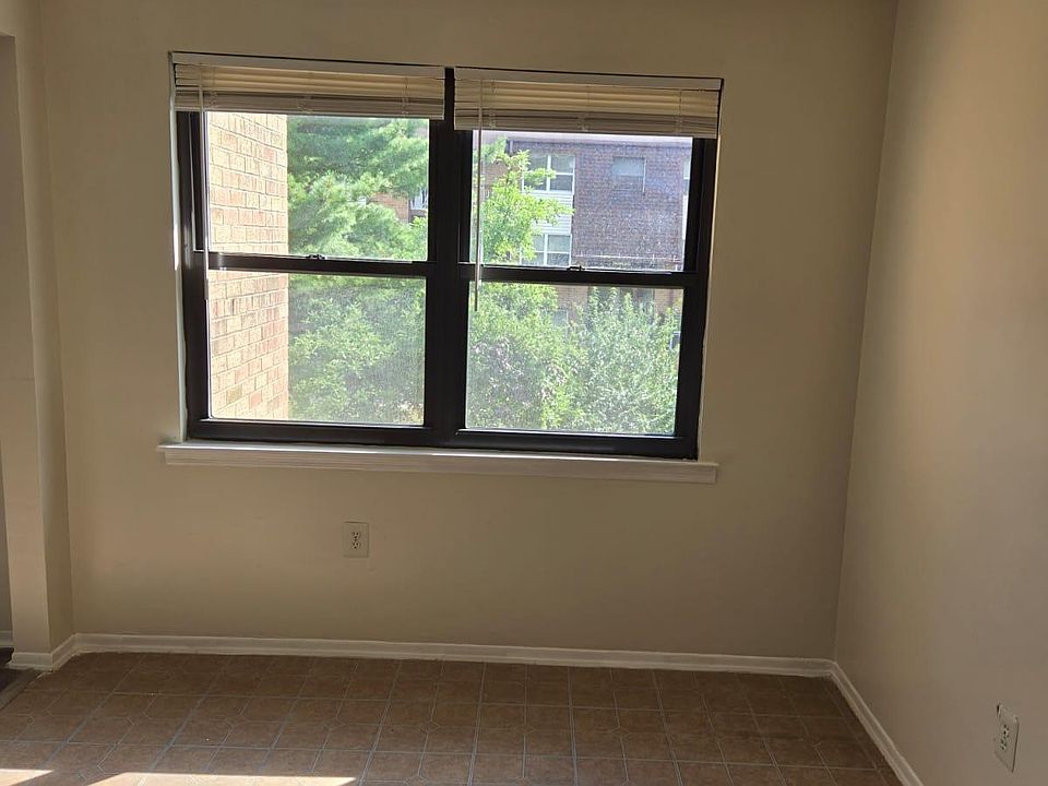 Kitchen that can fit dining table by window