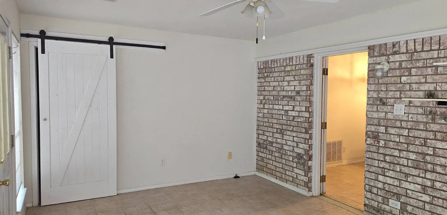 Studio, $2,000 — Photo 1