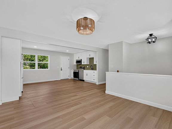 2nd image of 21 S Perry Cir