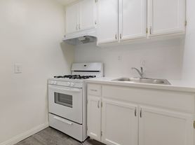 Spacious Studio in great Echo Park Location, studio / 1.0 ba, $1700