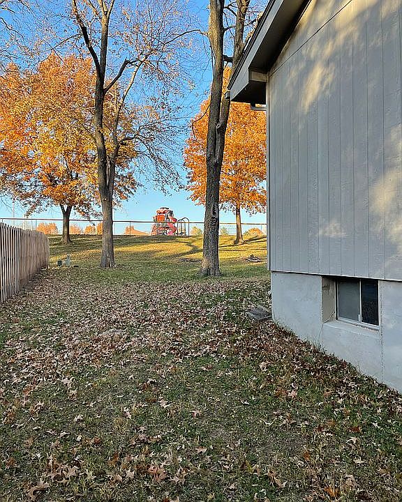 2nd image of 814 SE 19th St