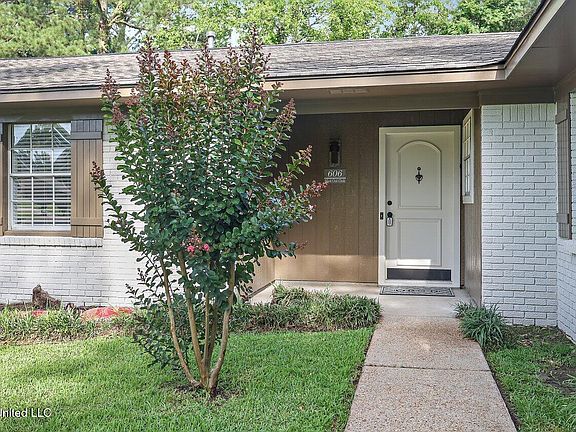3rd image of 606 Black Oak Cir