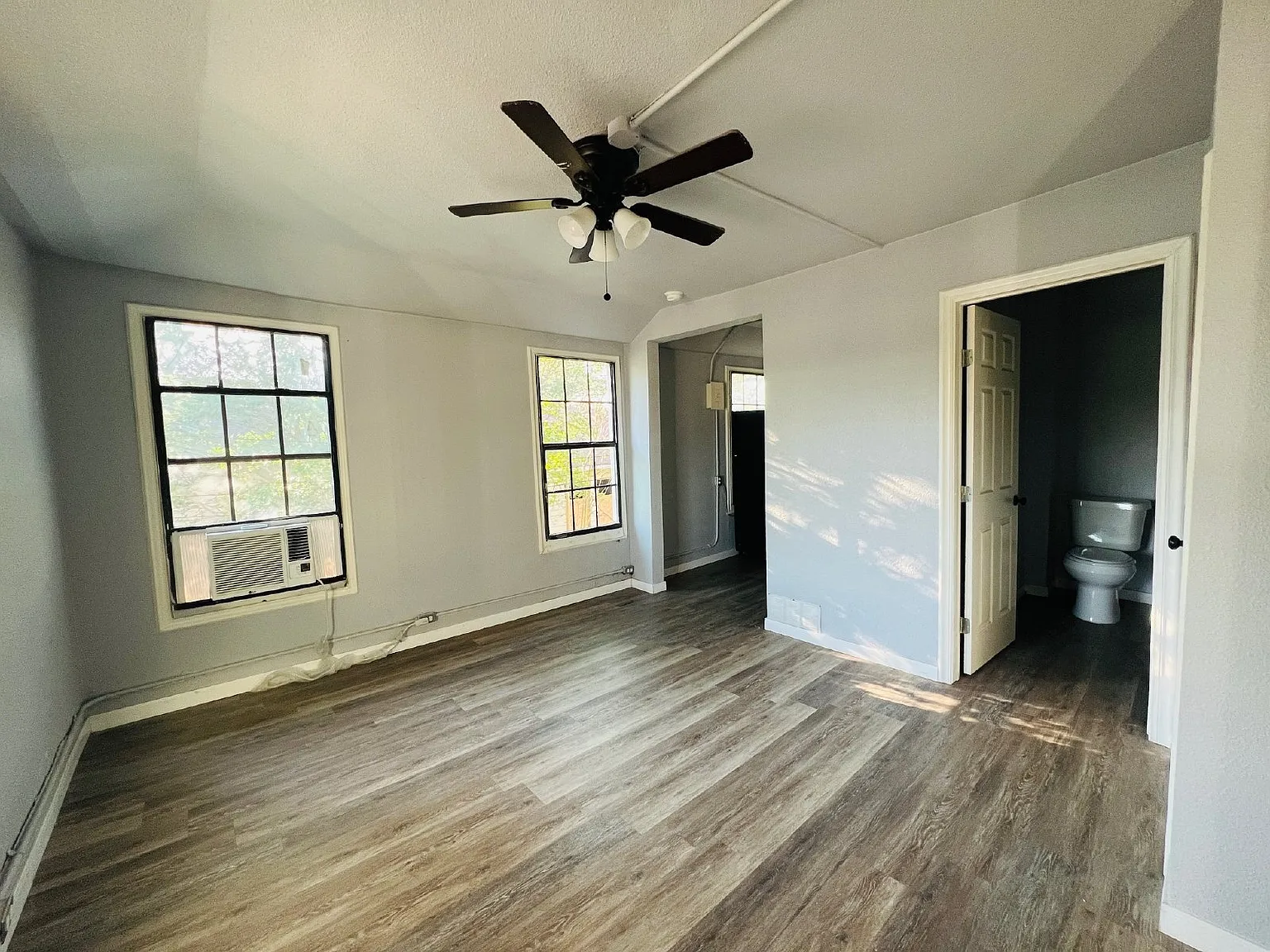 Studio, 1.0 bath, 400 sqft, $645 — Photo 2