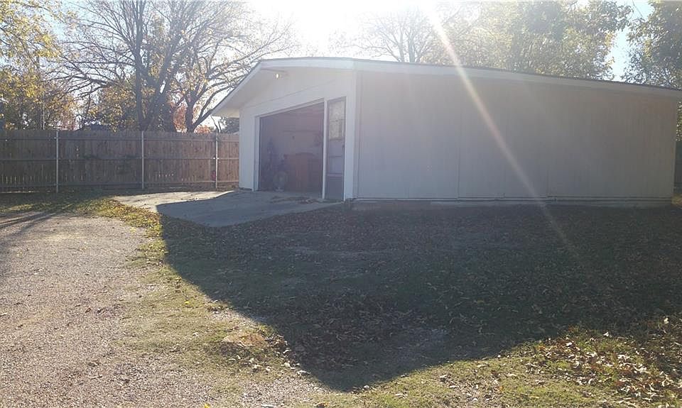 2nd image of 1005 Carver Ln