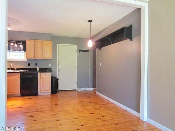 3rd image of 487 E College St