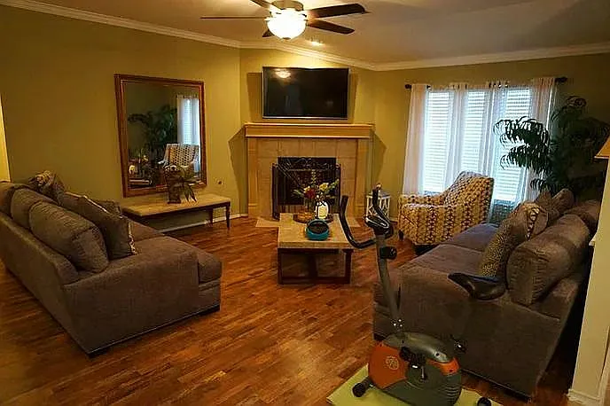 141 Trinity Dr — Photo 3