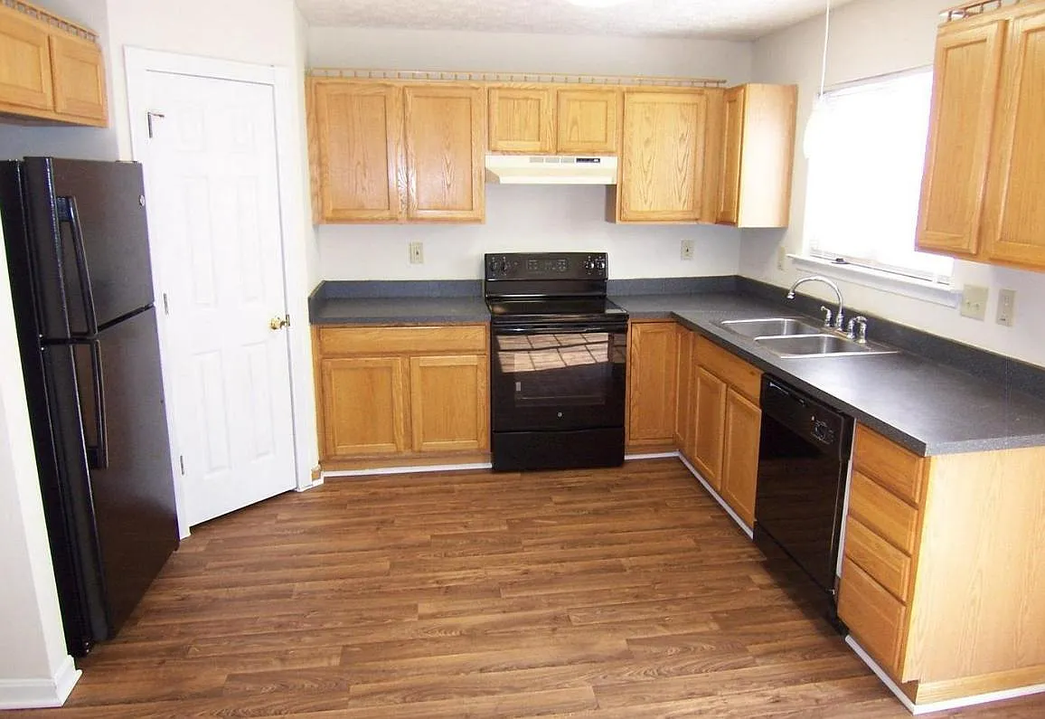 3 bed, 1300 sqft, $2,099 — Photo 2