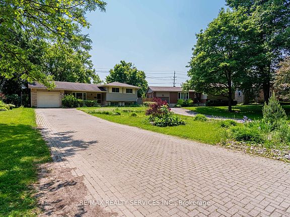 3rd image of 285 Thorncrest Dr