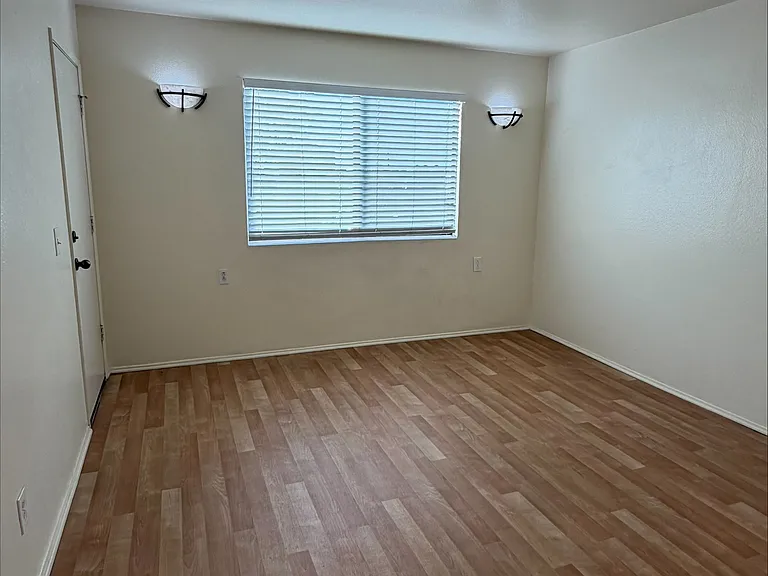 College Ave Apts. — Photo 10