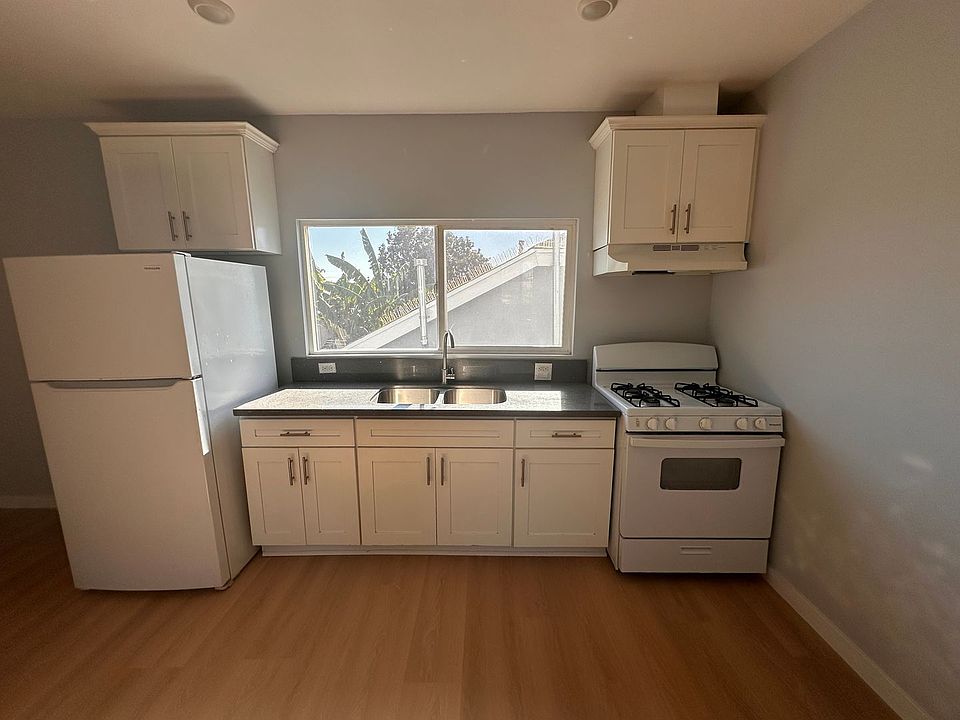 1st image of 923-931 1/2 W 75th St #925-1/4