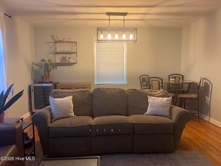 539 Martin Ln — Photo 5