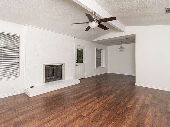 2nd image of 2407 Lago Trl