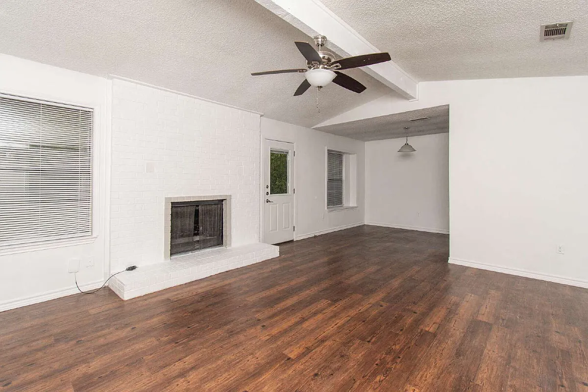 Building Photo - 2407 Lago Trl