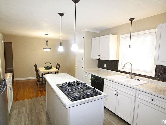 3rd image of 2104 Rainbow Dr