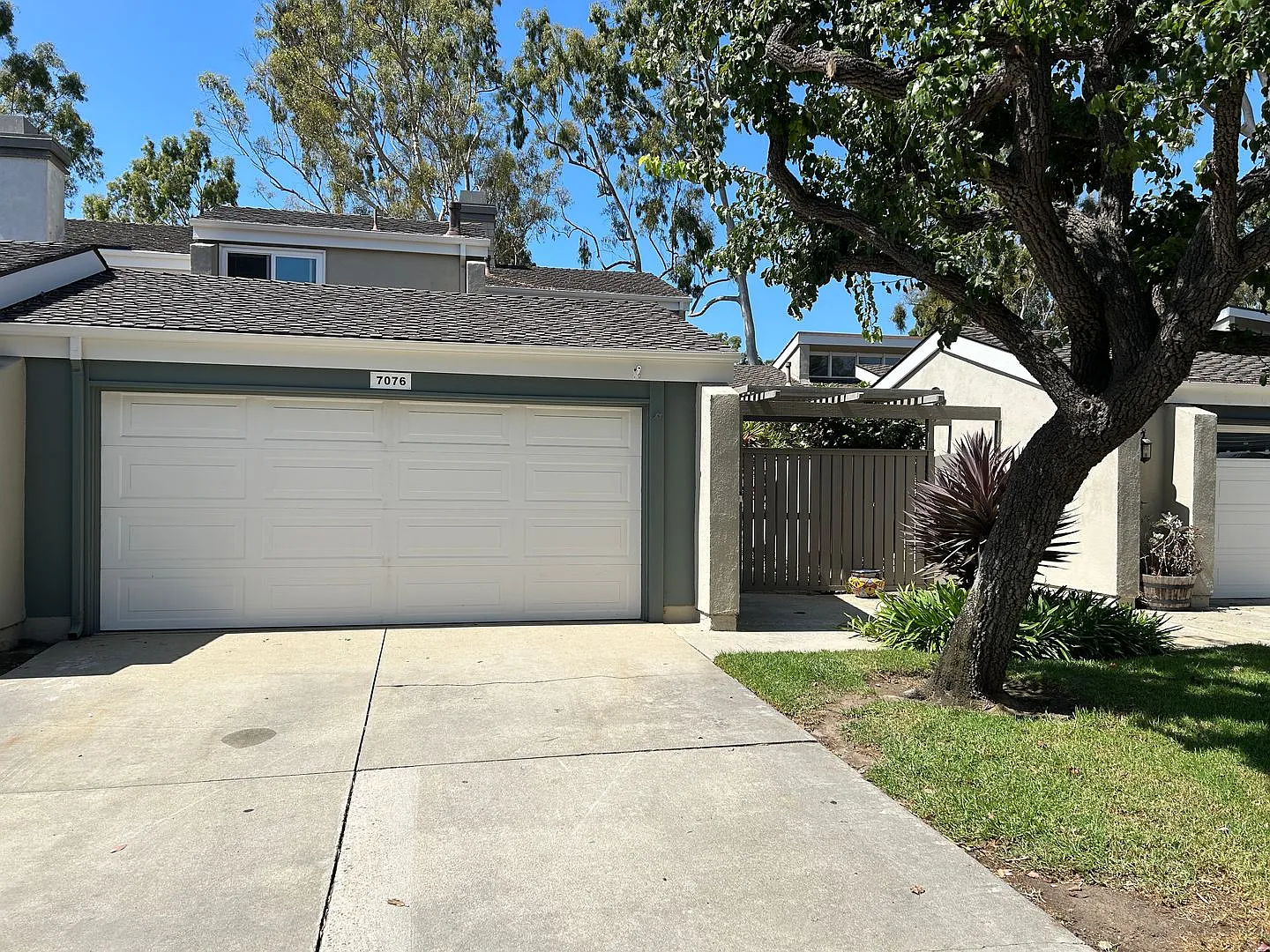 Spacious 5 Bed 3 Bath Townhome Near Beach in Huntington Beach! — Photo 2