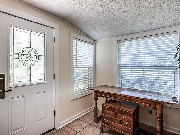 4th image of 2619 Clover Ln