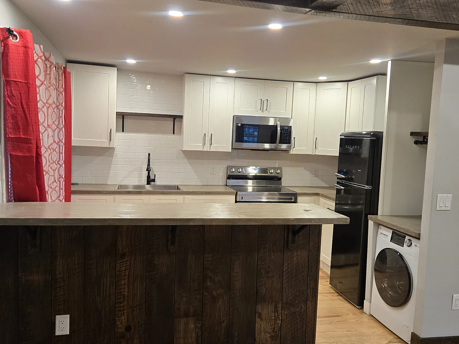 302 Linden St — Photo 2