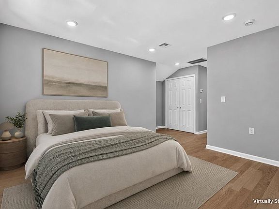 3rd image of 74 W 52nd St