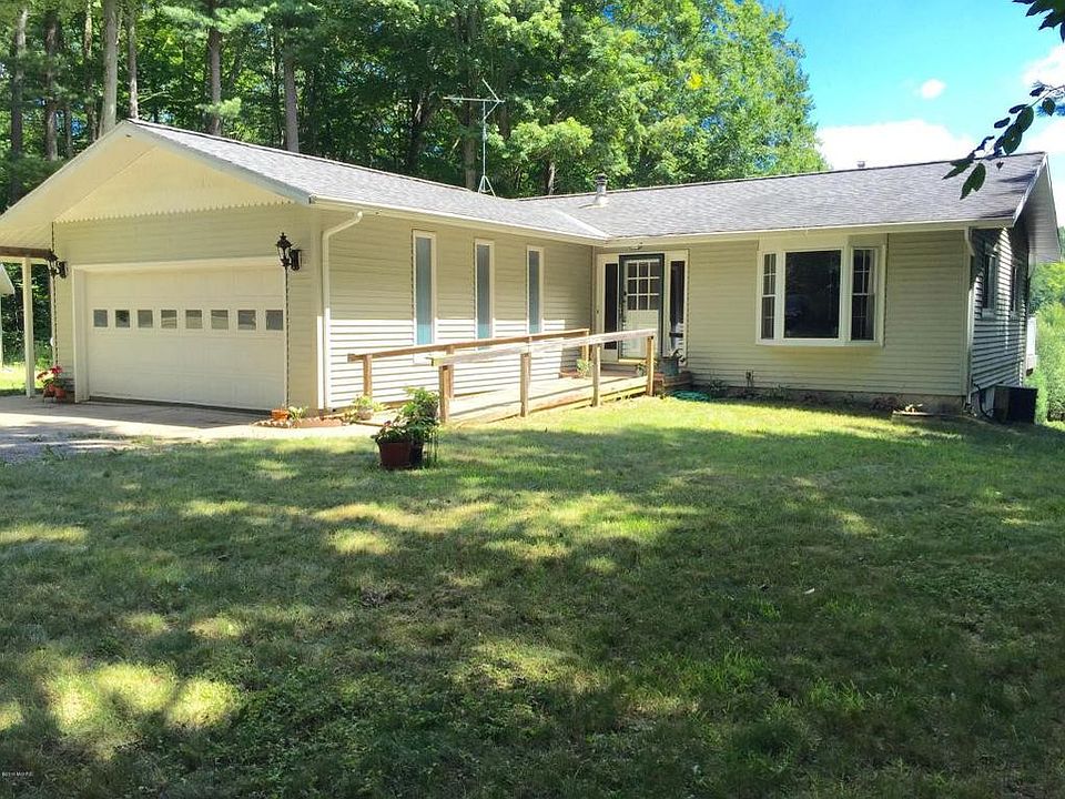 1st image of 21465 Forest Lake Dr