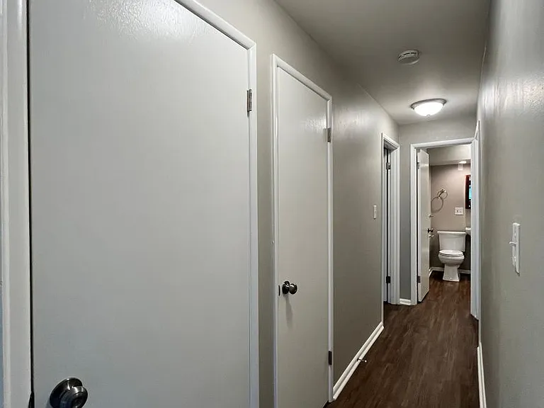 Stunning / Extra Large 1-Bedroom! Faux Hardwood Floors, Washer & Dryer, Stainless Appliances & Pe... — Photo 20