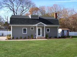 25 Pine St, Selden, NY 11784