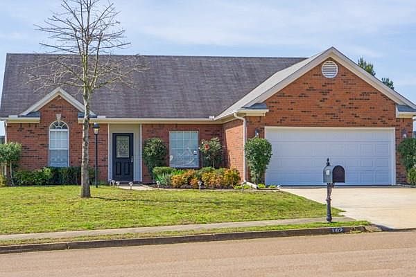 1st image of 102 Cross Creek Dr