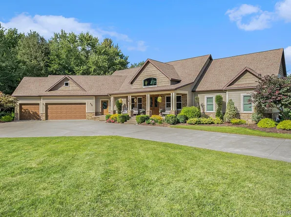 7196 Manor Ln, Fowlerville, MI 48836