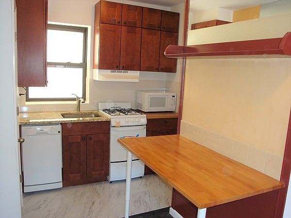 2nd image of 254 Smith St APT 2