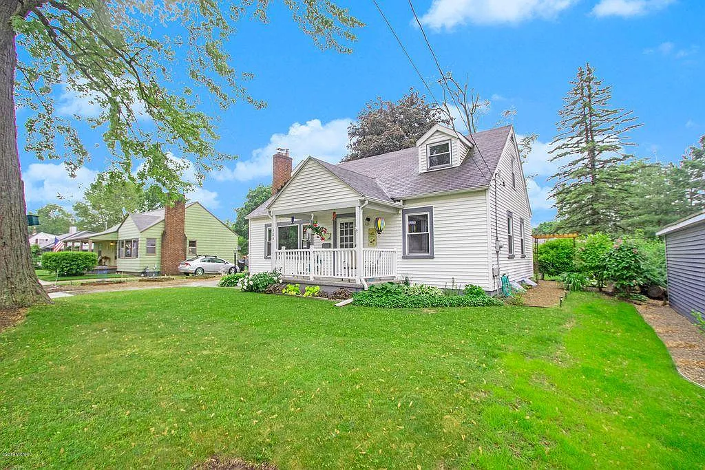 383 Elizabeth Ave NE photo 1