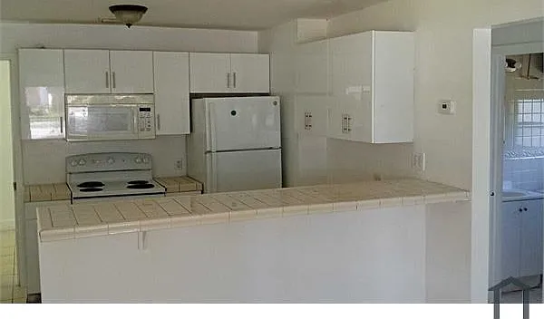 3 bed, 1044 sqft, $3,200 — Photo 3