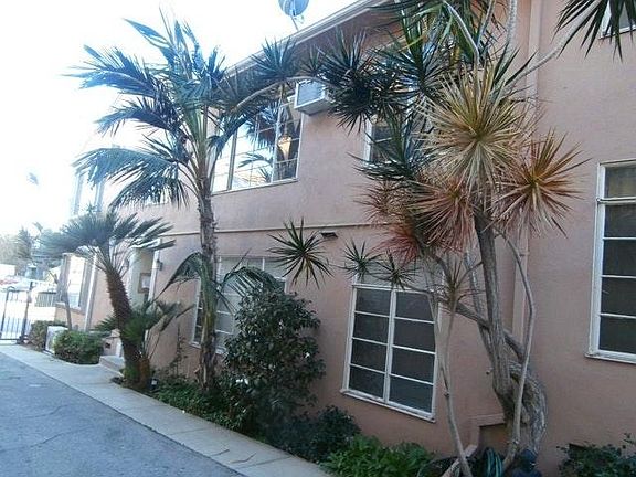 3rd image of 1023 N San Vicente Blvd