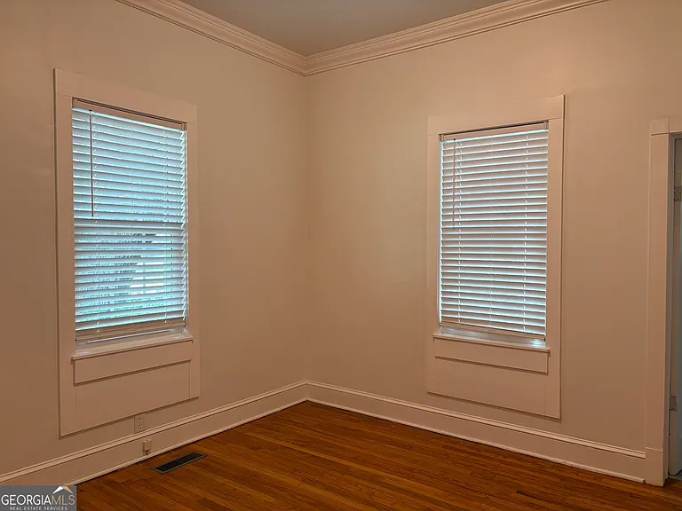504 N Maple St — Photo 8