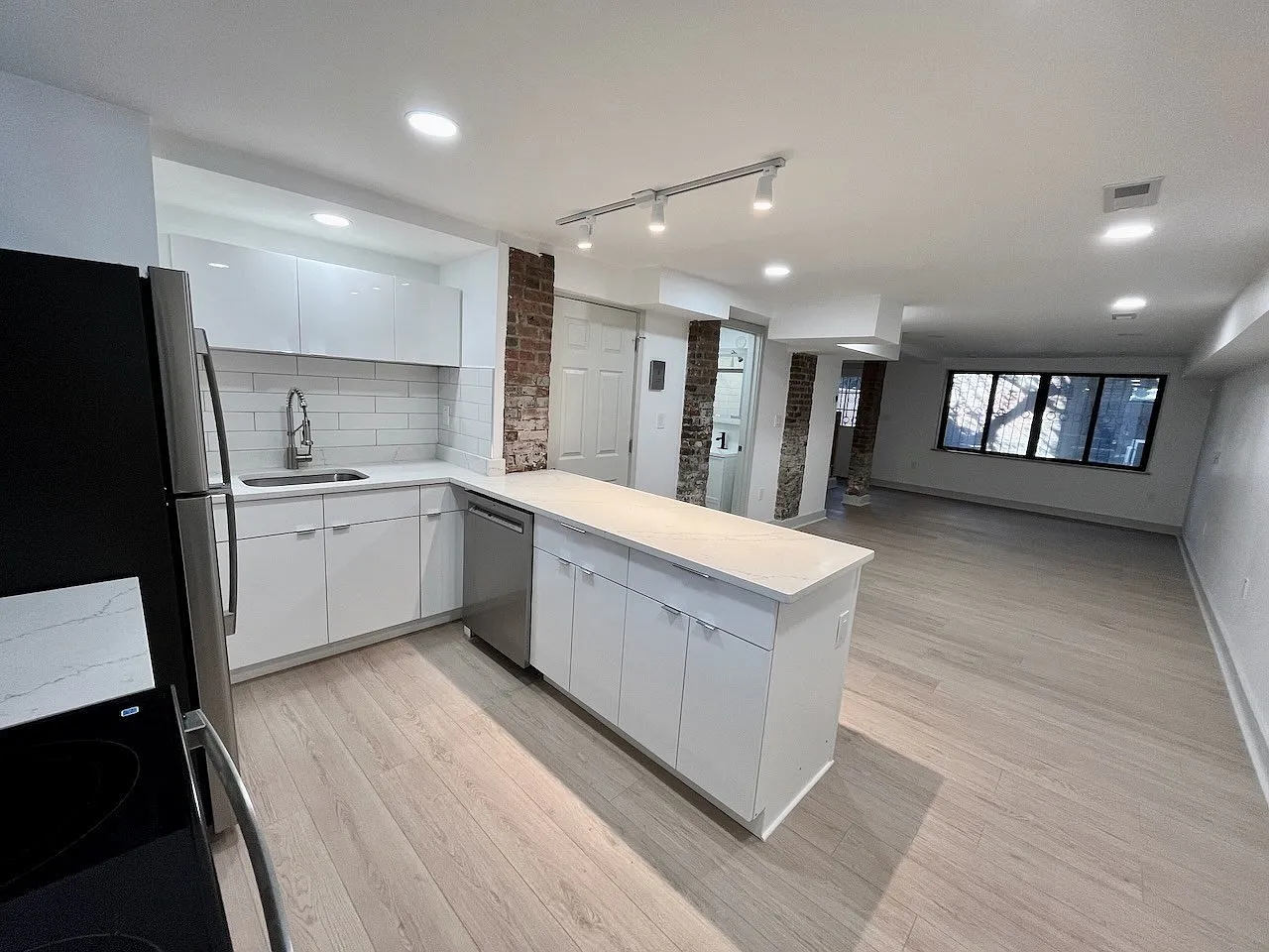 2 bed, 2.0 bath, 1055 sqft, $5,500 — Photo 3