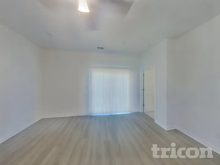 1940 Logan Ln — Photo 2