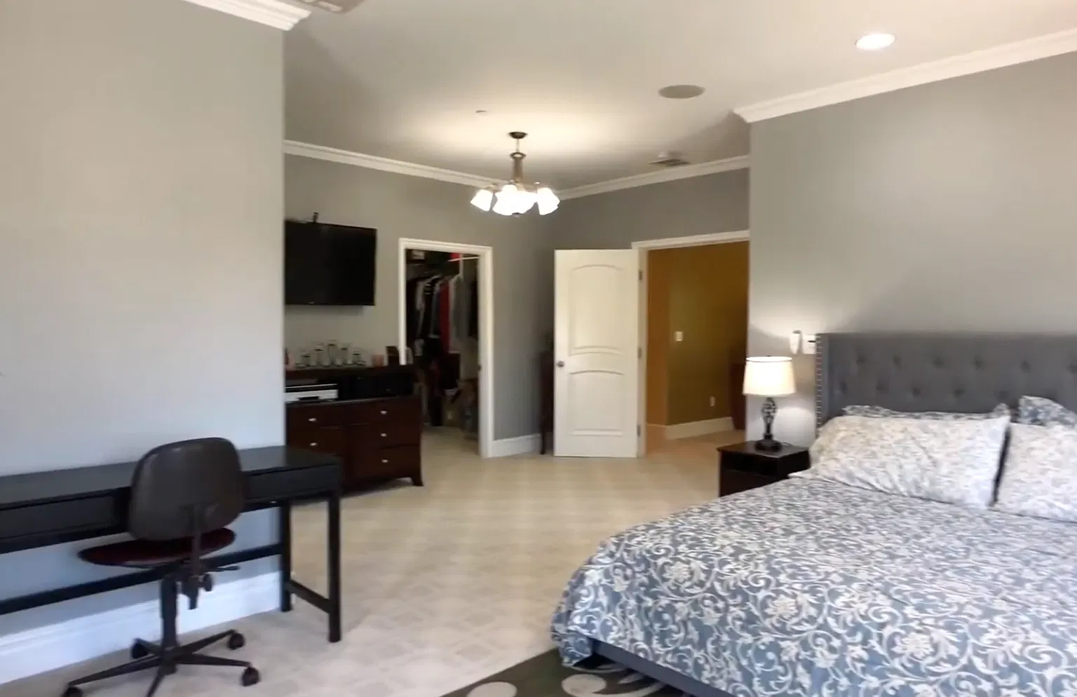 5 bed, 3140 sqft, $8,600 — Photo 4