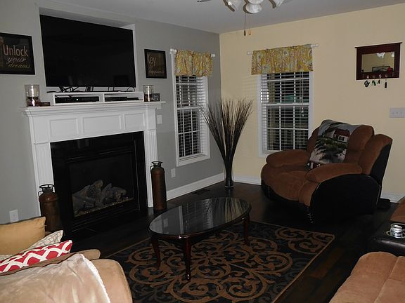 5th image of 104 Stewart Allen Cir