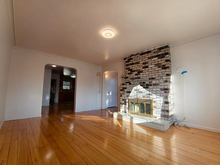 2056 Bancroft Ave — Photo 4