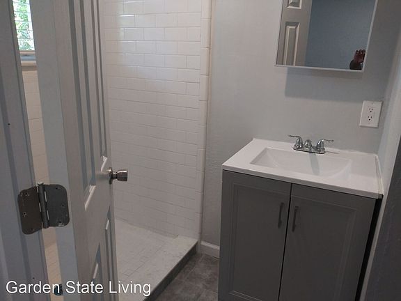 5th image of 211 W 27th St