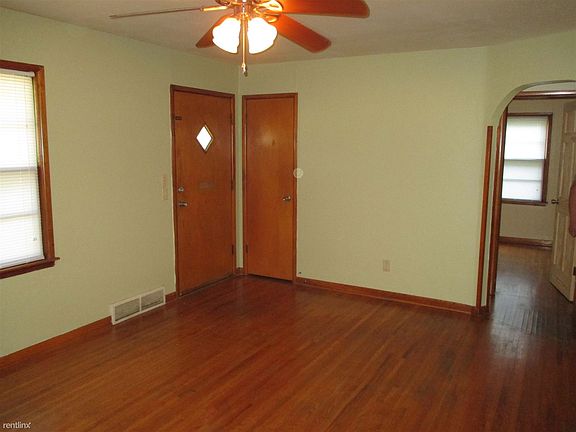 2. 611 N Richmond, Living Room (1)